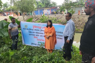 টুঙ্গিপাড়ায় খাল ও রাস্তার দুইপাশের জঙ্গল পরিষ্কারের উদ্যোগ