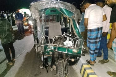 ভাসানী সেতুতে মোটরসাইকেল ও অটোরিকশার মুখোমুখি সংঘর্ষে আহত ৮