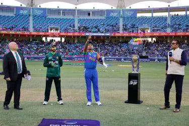 ভারতের বিপক্ষে টস জিতে ব্যাটিংয়ে পাকিস্তান