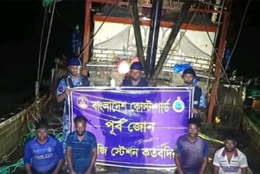 কুতুবদিয়ায় ৪ জেলে আটক