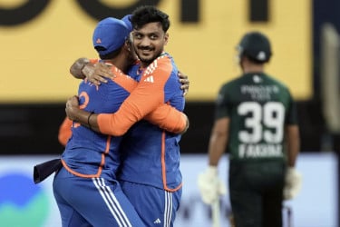 ৪ উইকেট হারিয়ে ধুঁকছে পাকিস্তান