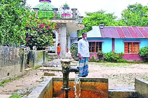 হাতল চাপা ছাড়াই যে কারণে ওপরে উঠছে নলকূপের পানি