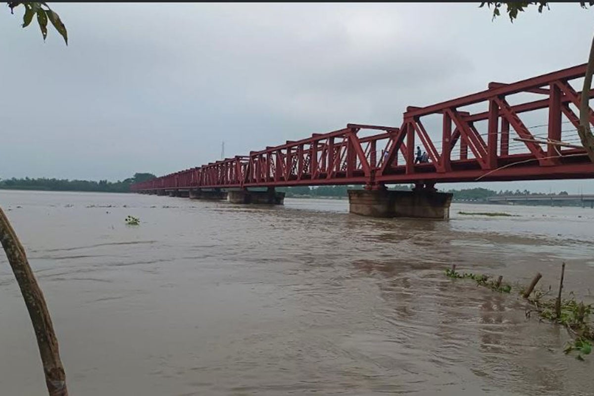 রংপুরে তিস্তা নদীর পানি বিপৎসীমা ছুঁই ছুঁই