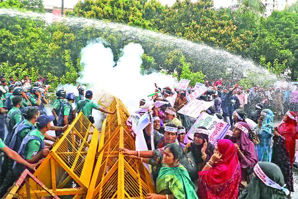 বেসরকারি প্রাথমিক শিক্ষকদের আন্দোলনে পুলিশের জলকামান