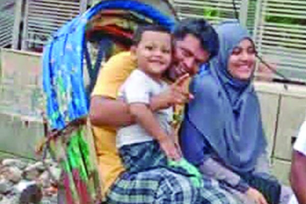 দরজা ভেঙে স্বামী স্ত্রী সন্তানের লাশ উদ্ধার