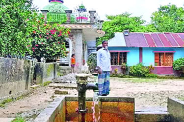হাতল চাপা ছাড়াই যে কারণে ওপরে উঠছে নলকূপের পানি