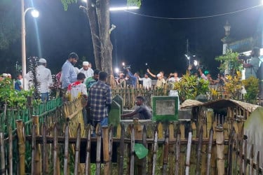 বাবা-মায়ের কবরে সমাহিত ফরিদা পারভীন