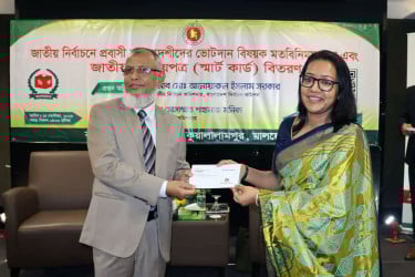 মালয়েশিয়ায় প্রবাসী বাংলাদেশিদের জাতীয় পরিচয়পত্র বিতরণ