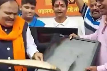 ভারত-পাকিস্তান ম্যাচের বিরোধিতা, টিভি ভাঙলেন শিবসেনা নেতা