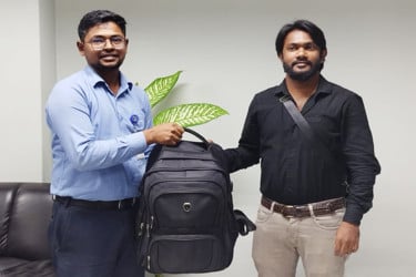 শাহ আমানত বিমানবন্দরে হারানো ব্যাগ ফেরত পেলেন ইন্দোনেশিয়ান নাগরিক