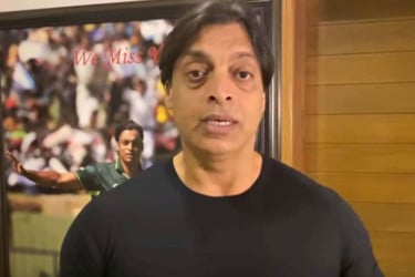 হ্যান্ডশেক এড়িয়ে বিতর্কে ভারত, ক্ষুব্ধ শোয়েব আখতার