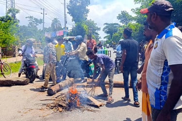 বাগেরহাটে চারটি আসন বহালের দাবিতে চলছে হরতাল