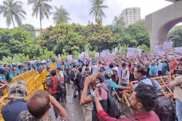 যমুনা অভিমুখে শিক্ষকদের মিছিল, পুলিশের জলকামান-সাউন্ড গ্রেনেড নিক্ষেপ