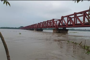 রংপুরে তিস্তা নদীর পানি বিপৎসীমা ছুঁই ছুঁই