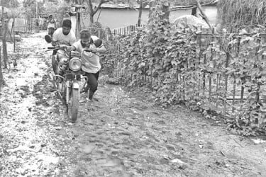 আড়াই শ মিটার কাঁচা রাস্তায় দুর্ভোগ ১০ গ্রামের মানুষের