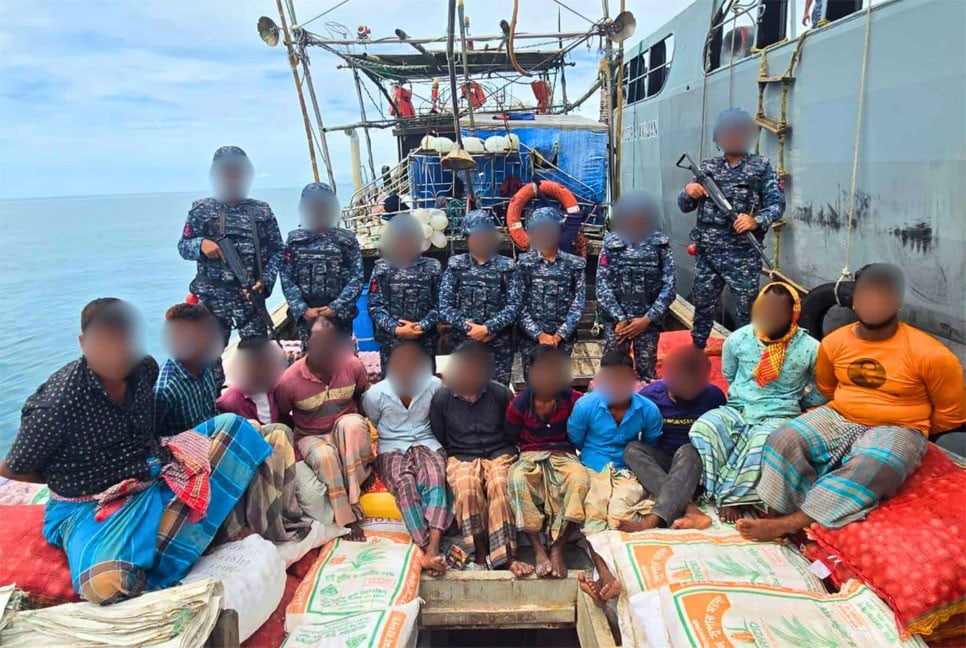 বঙ্গোপসাগরে নৌবাহিনীর অভিযানে ১১ পাচারকারী আটক