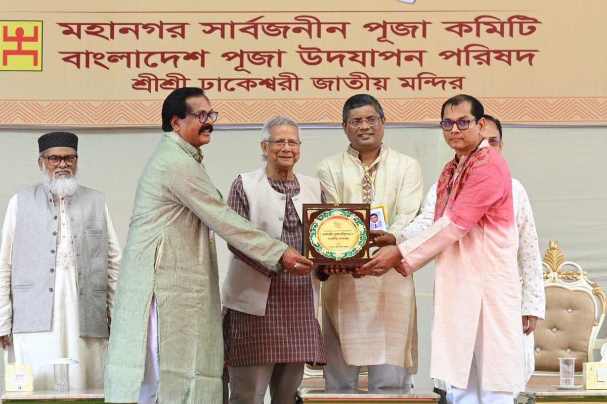 ঢাকেশ্বরী মন্দির পরিদর্শন প্রধান উপদেষ্টার