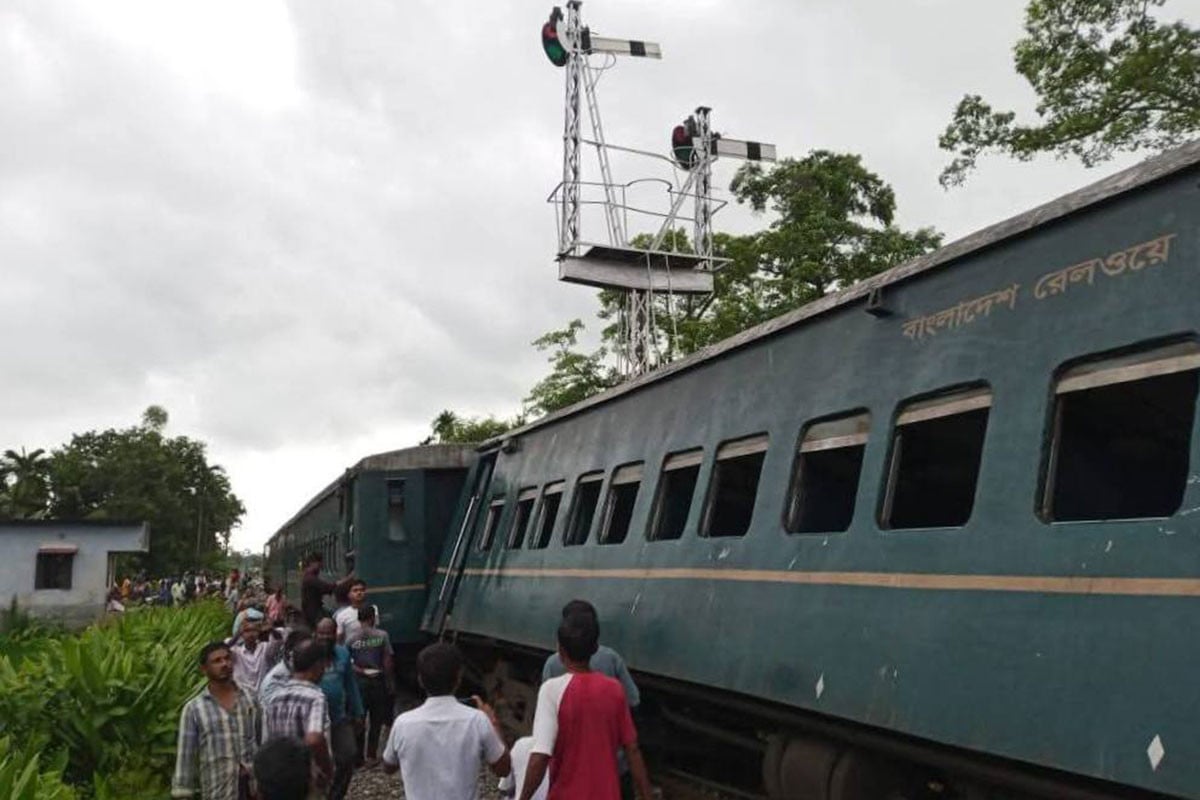পীরগাছায় পদ্মরাগ ট্রেনের ৬ বগি লাইনচ্যুত, ২০ যাত্রী আহত