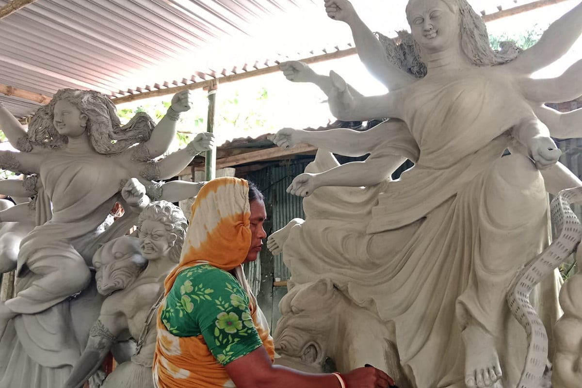 তবুও বাপ-দাদার ঐতিহ্য প্রতিমা নির্মাণ শিল্প ধরে রেখেছেন তারা