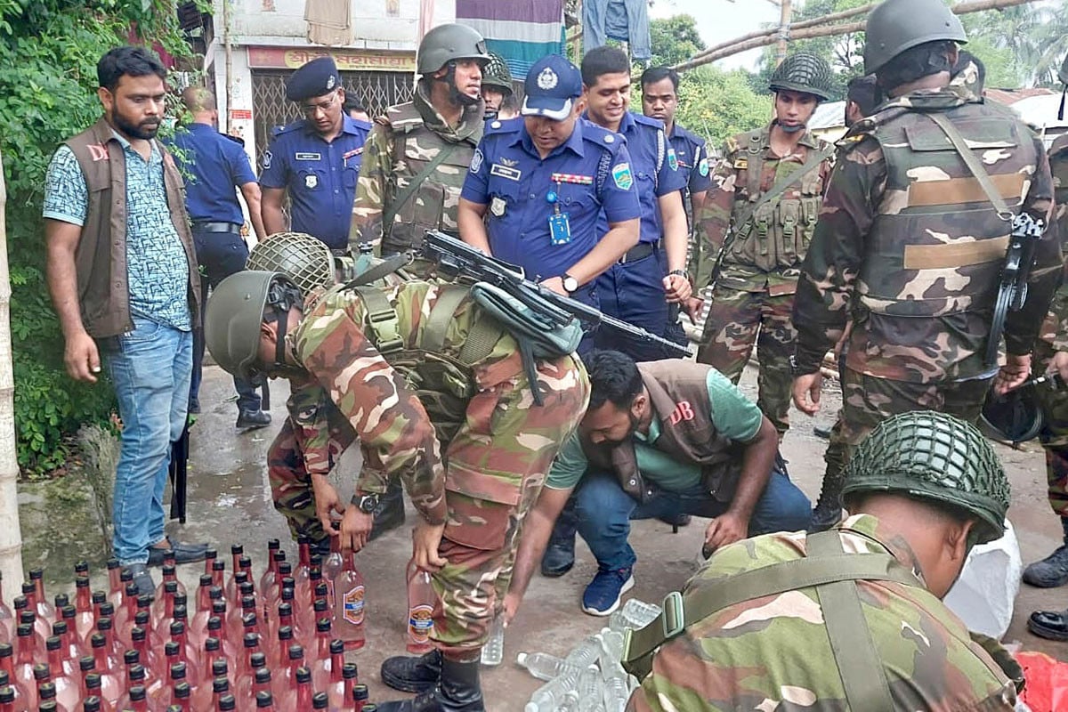 বগুড়ায় যৌথবাহিনীর অভিযানে মদ ও গাঁজা উদ্ধার, আটক ২