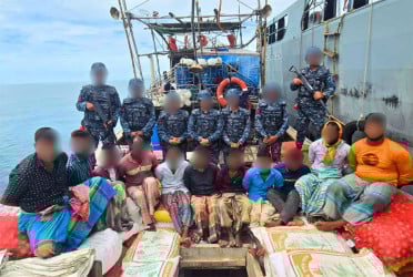 বঙ্গোপসাগরে নৌবাহিনীর অভিযানে ১১ পাচারকারী আটক