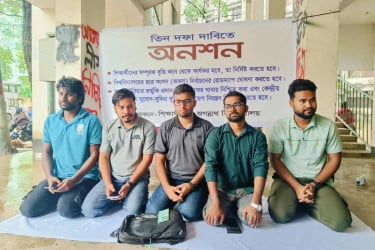 ৩ দফা দাবিতে অনশনে জগন্নাথ বিশ্ববিদ্যালয়ের শিক্ষার্থীরা
