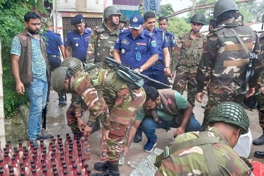 বগুড়ায় যৌথবাহিনীর অভিযানে মদ ও গাঁজা উদ্ধার, আটক ২