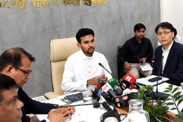 স্বাস্থ্যখাতে স্বনির্ভরতা অর্জনে সরকার কাজ করছে : আসিফ মাহমুদ