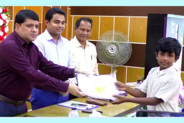 লক্ষ্মীপুরে ১৫০০ শিক্ষার্থীর মাঝে স্কুল ড্রেস বিতরণ
