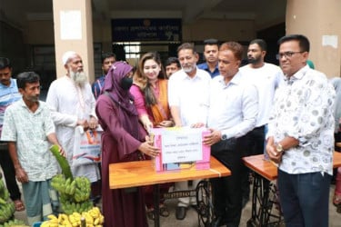 অসহায় পরিবারকে সেলাই মেশিন ও ব্যবসা উপকরণ দিলেন জেলা প্রশাসক