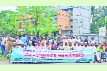 বাগেরহাটের সব নির্বাচন অফিস বন্ধ করে অবস্থান