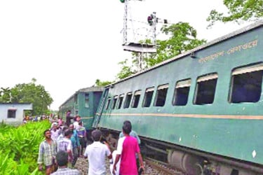 পীরগাছায় পদ্মরাগ ট্রেনের ছয় বগি লাইনচ্যুত