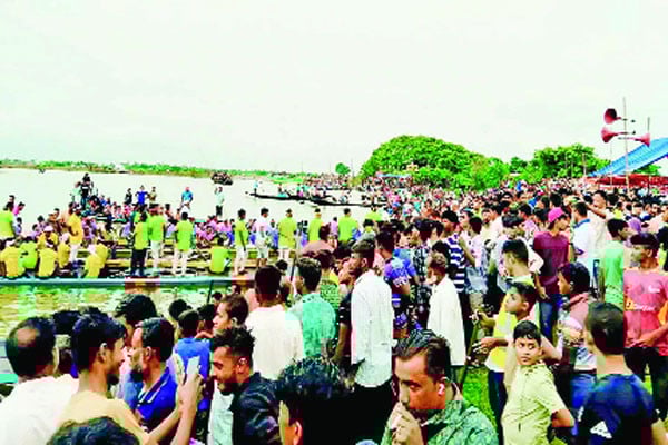 তিতাস নদে ঐতিহ্যবাহী নৌকাবাইচ
