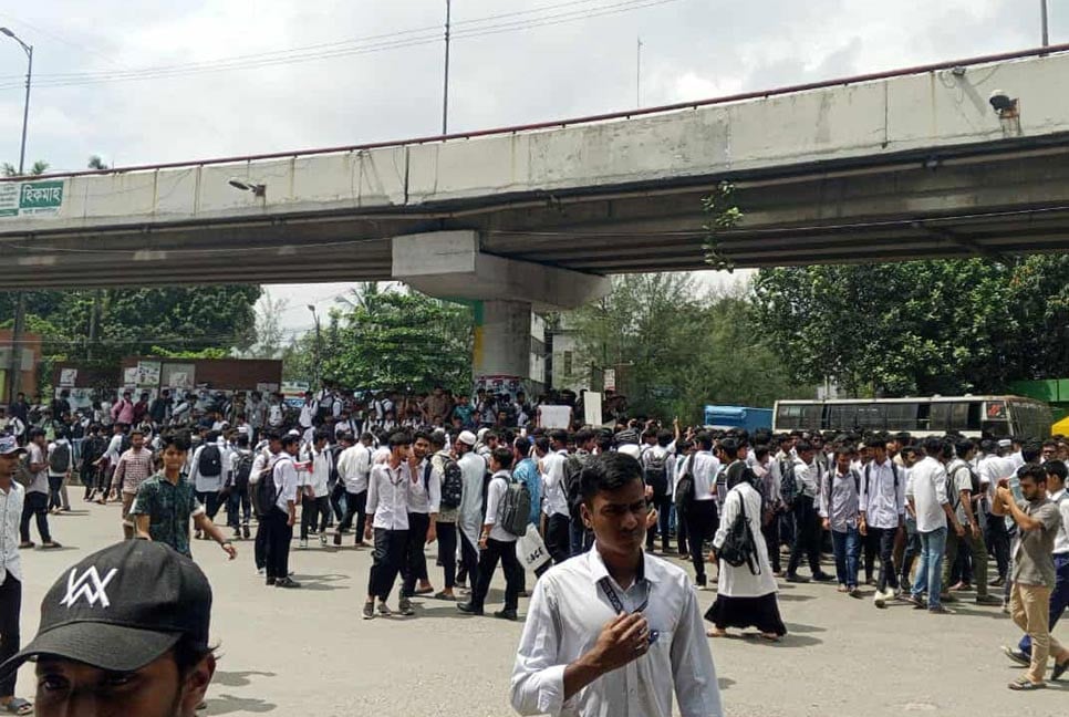 ছয় দফা দাবিতে সাতরাস্তা মোড় অবরোধ, যান চলাচল বন্ধ