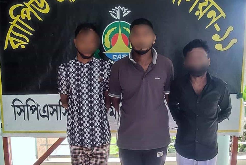 সিদ্ধিরগঞ্জে অস্ত্রসহ তিনজন গ্রেফতার