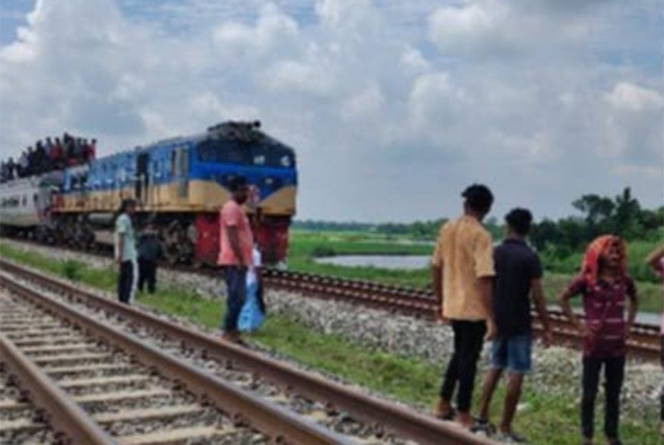 আখাউড়ায় রেলপথ অবরোধ করে বিক্ষোভ