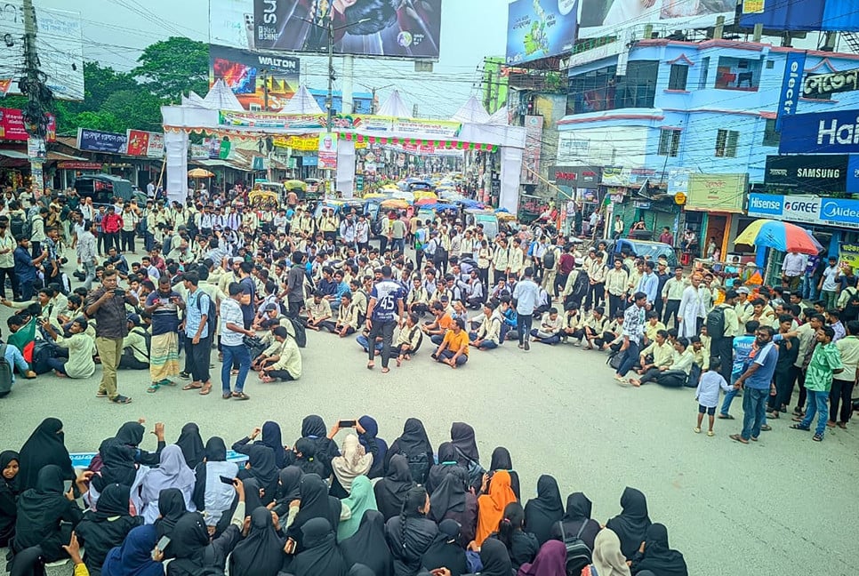রংপুরে ডিপ্লোমা প্রকৌশলীদের হত্যার হুমকির প্রতিবাদে সড়ক অবরোধ