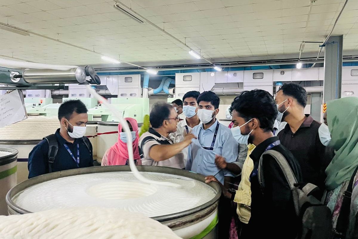 বাস্তব অভিজ্ঞতা অর্জনে শিল্প ভ্রমণে এনইউবির টেক্সটাইল বিভাগের শিক্ষার্থীরা