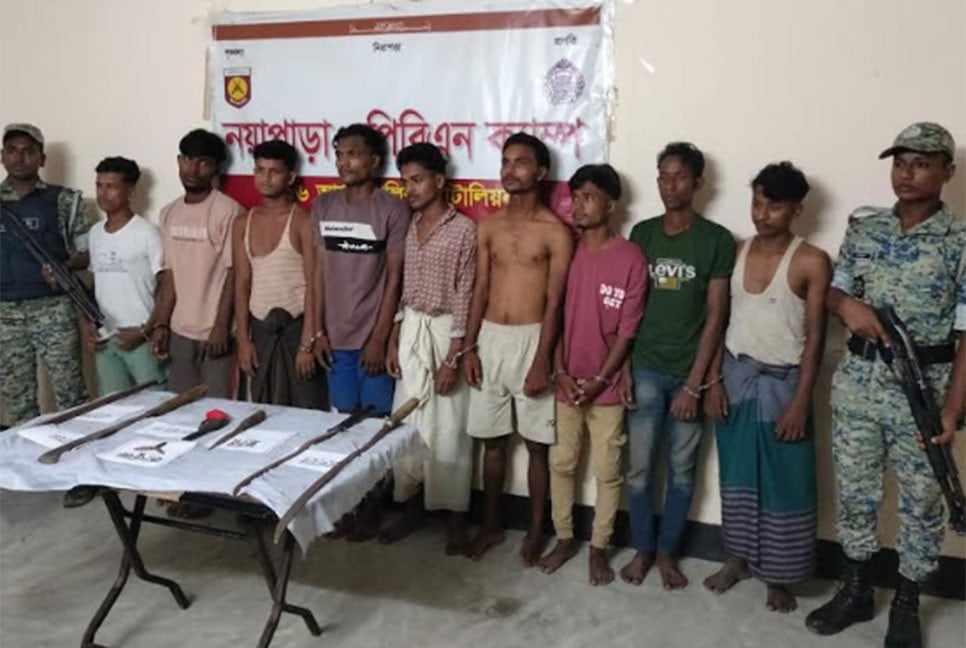 টেকনাফে অস্ত্রসহ ১১ রোহিঙ্গা আটক