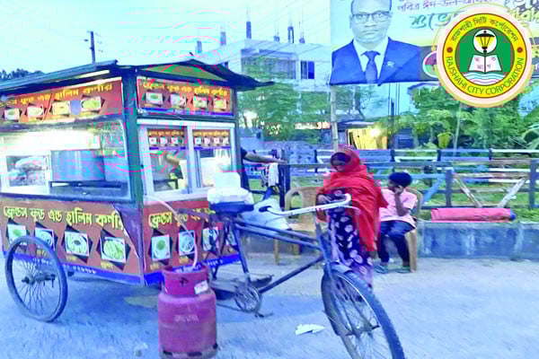 ফুটপাতে খাবারের পসরা