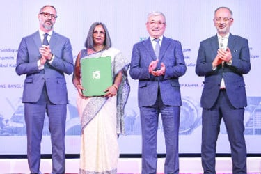দ্বিতীয়বারের মতো মেরিনার হাতে আগা খান পদক