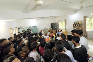 ফেনীতে ইউনিফর্ম পরিবর্তনের উদ্যোগে কলেজ শিক্ষার্থীদের প্রতিবাদ