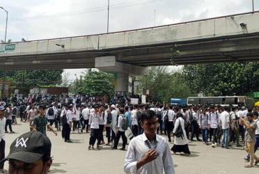 ছয় দফা দাবিতে সাতরাস্তা মোড় অবরোধ, যান চলাচল বন্ধ