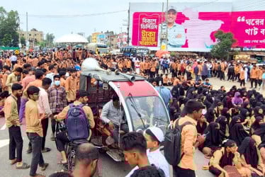 বগুড়া পলিটেকনিক শিক্ষার্থীদের মহাসড়ক অবরোধ করে বিক্ষোভ
