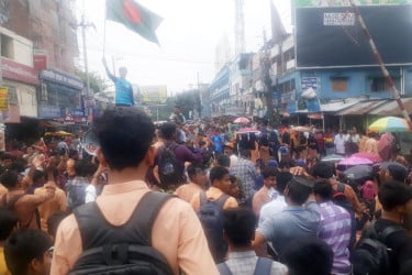 দিনাজপুরে পলিটেকনিক শিক্ষার্থীদের রেল–সড়ক অবরোধ