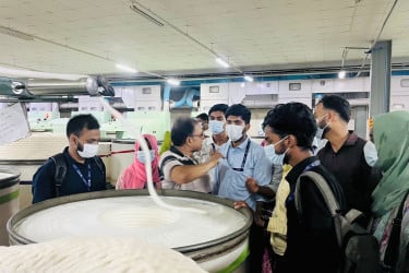 বাস্তব অভিজ্ঞতা অর্জনে শিল্প ভ্রমণে এনইউবির টেক্সটাইল বিভাগের শিক্ষার্থীরা