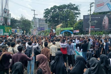 সিলেটে পলিটেকনিক শিক্ষার্থীদের সড়ক অবরোধ করে বিক্ষোভ