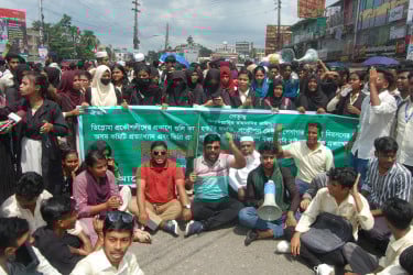 বরিশালে পলিটেকনিক শিক্ষার্থীদের মহাসড়ক অবরোধ