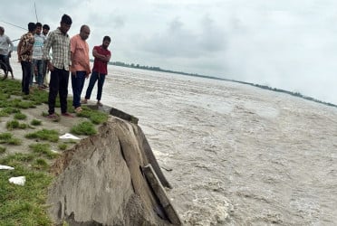 রংপুরে তিস্তা সেতু রক্ষা বাঁধের ৬০ মিটার নদীগর্ভে