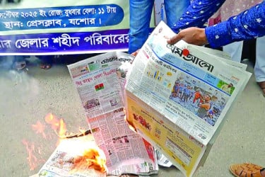 শহীদদের বিতর্কিত করার চেষ্টার অভিযোগে প্রথম আলোয় আগুন